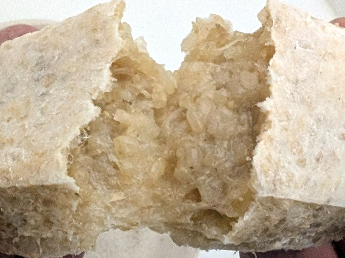 久比岐もち玄米 焼いた餅を伸ばす